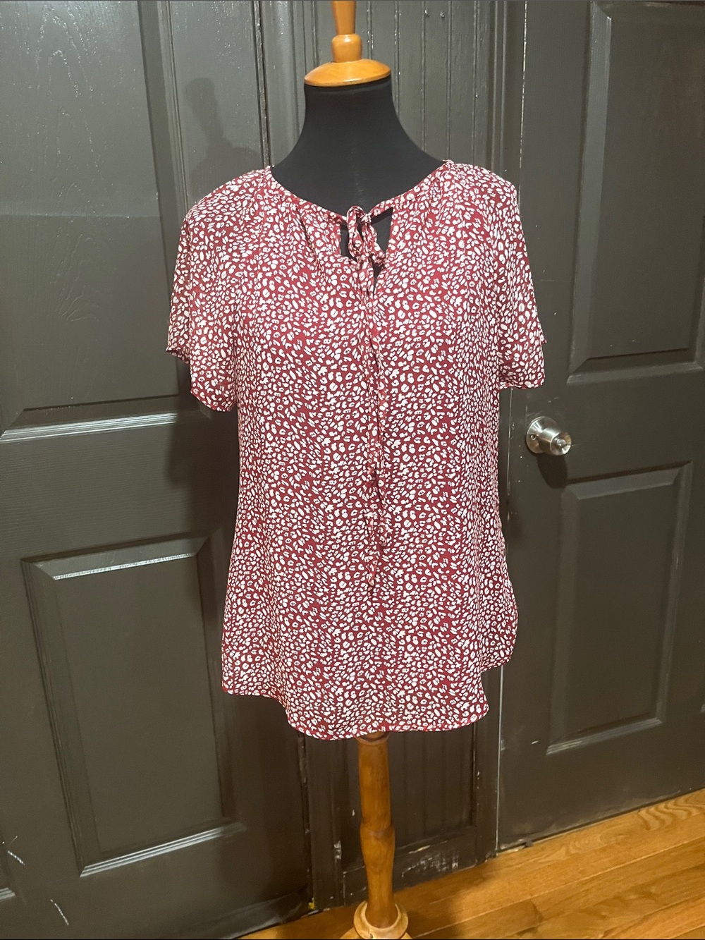 Women's Tie-Neck Short Sleeve Blouse - Burgundy White Print